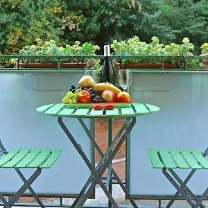 At Colosseo With Terrace Overlooking The Garden By Lyon Appartamento